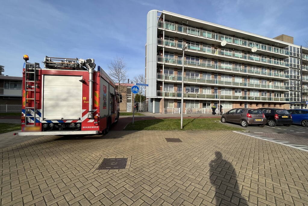 Brandweerman flipert deur open voor buitengesloten bewoners
