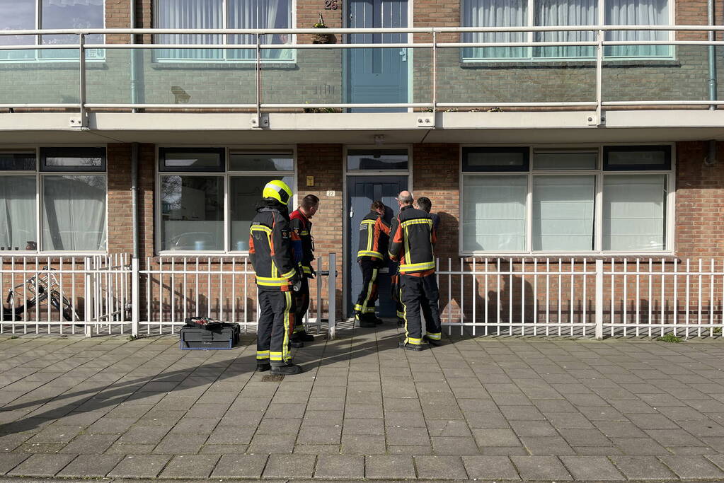 Brandweerman flipert deur open voor buitengesloten bewoners