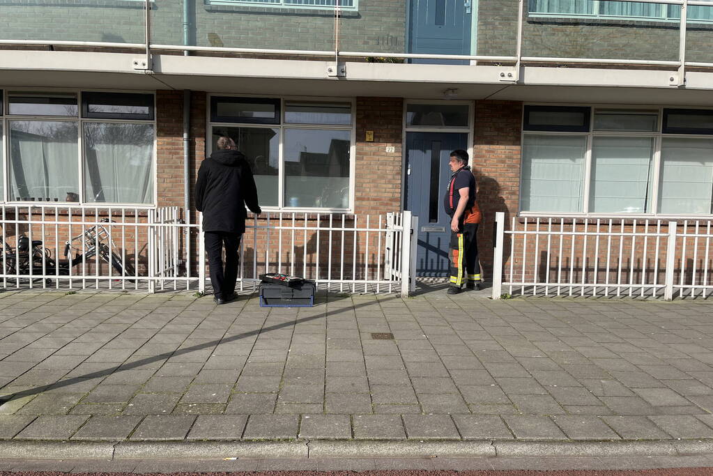 Brandweerman flipert deur open voor buitengesloten bewoners