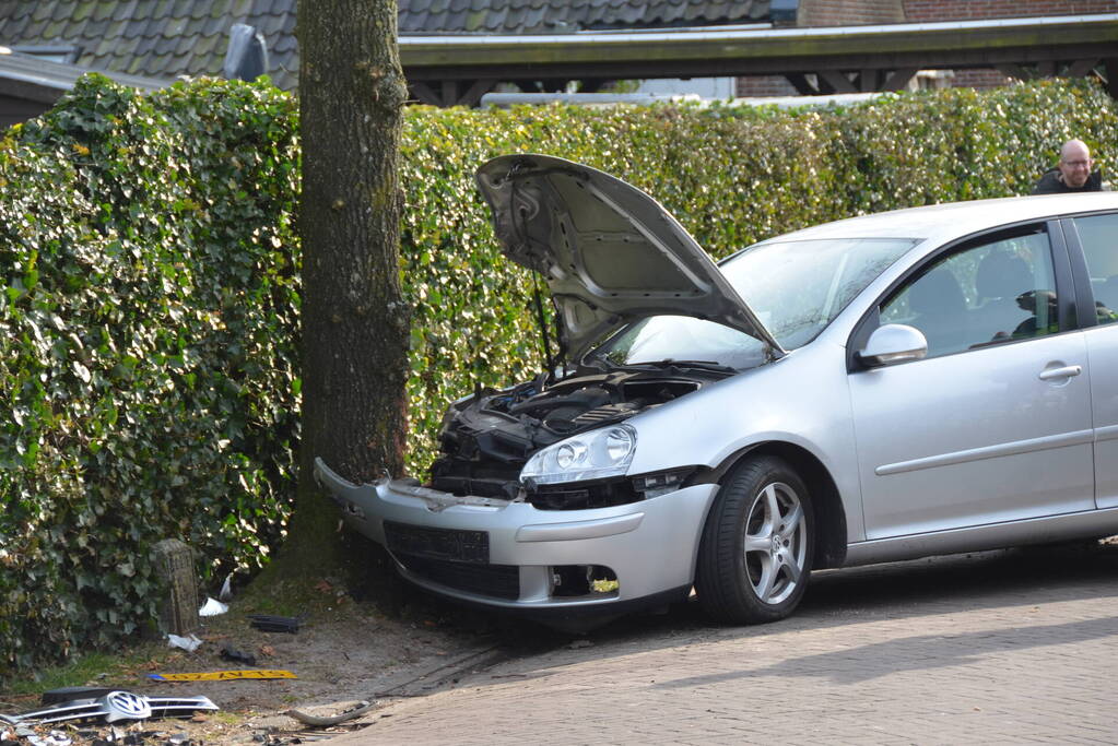 Auto botst frontaal op boom