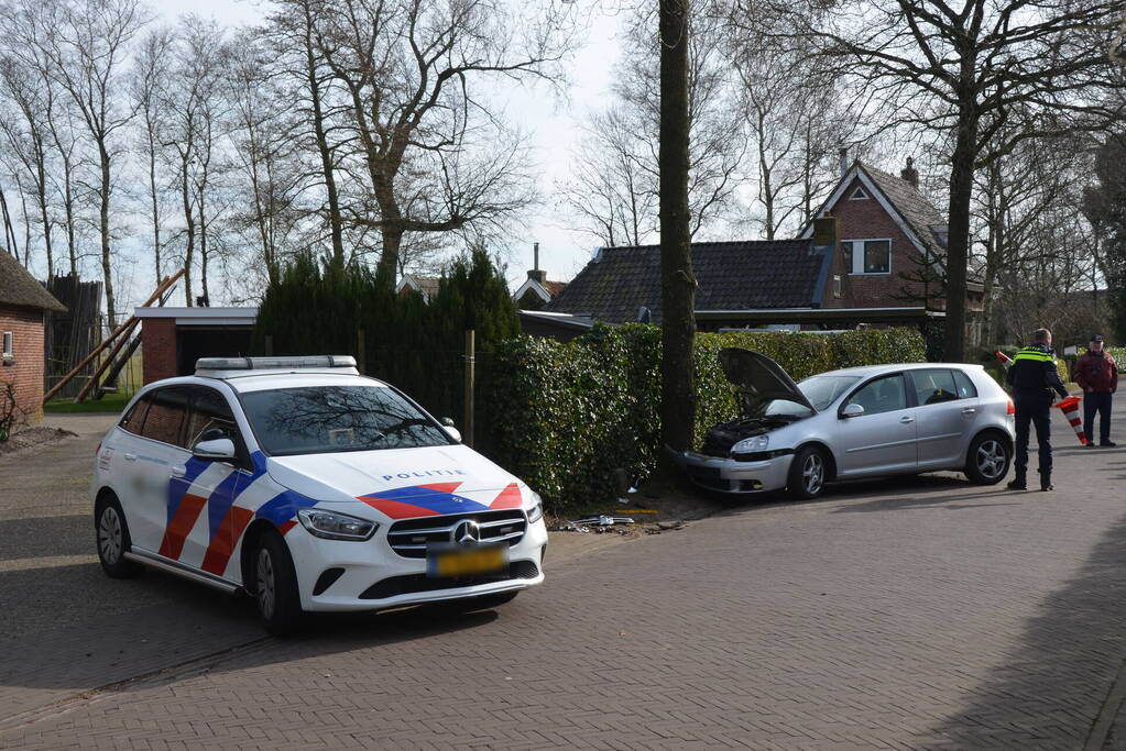 Auto botst frontaal op boom