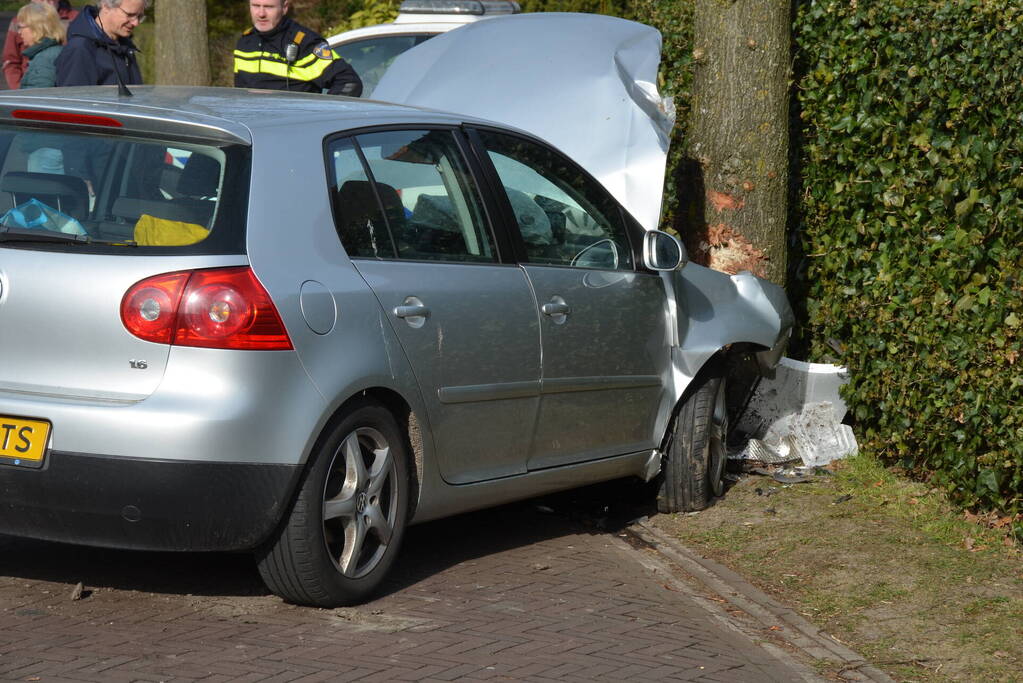 Auto botst frontaal op boom