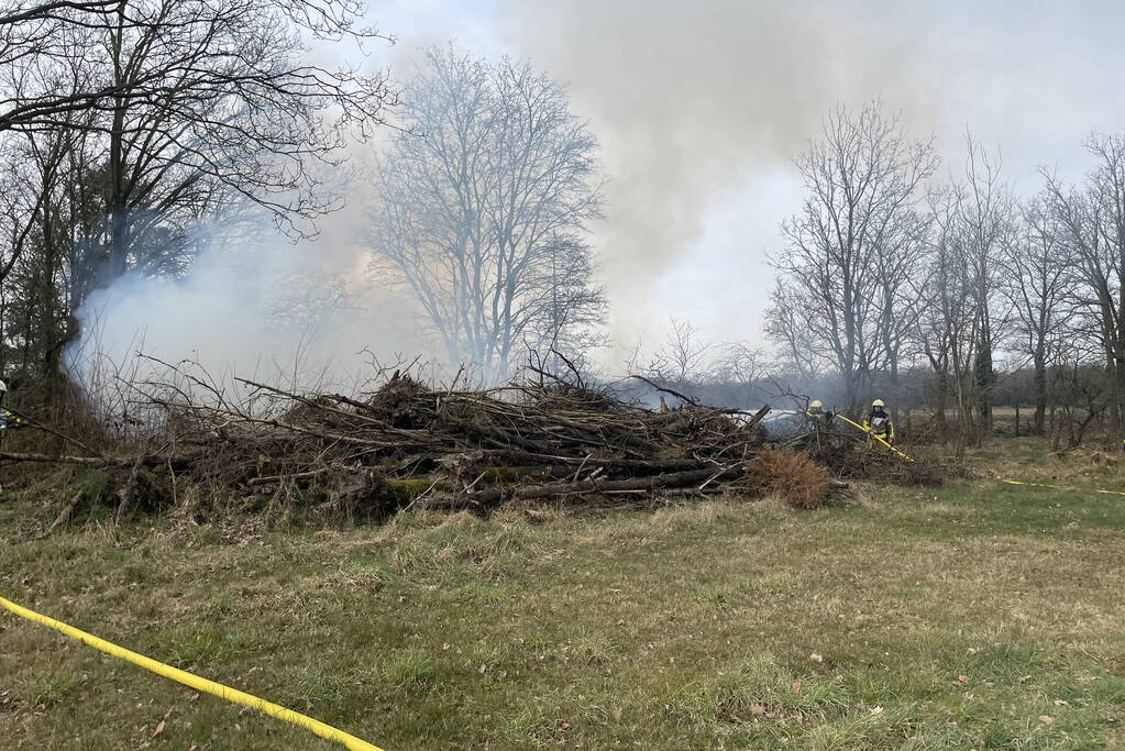Veel rook bij buitenbrand
