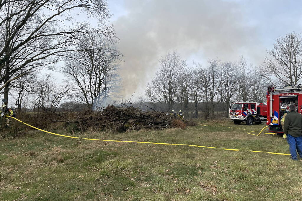 Veel rook bij buitenbrand