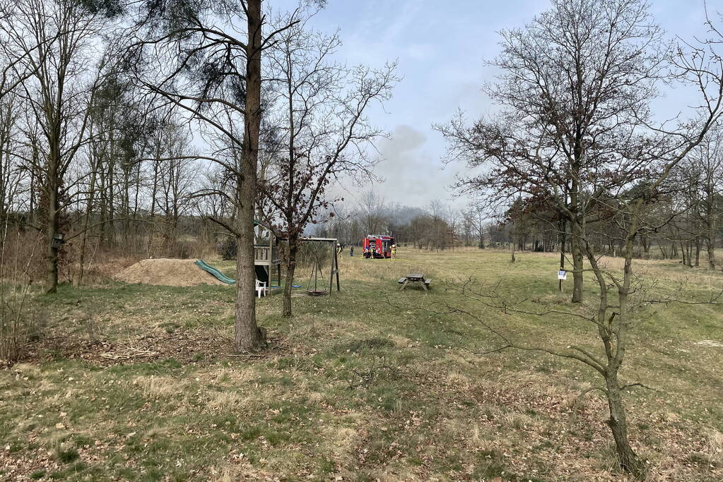 Veel rook bij buitenbrand