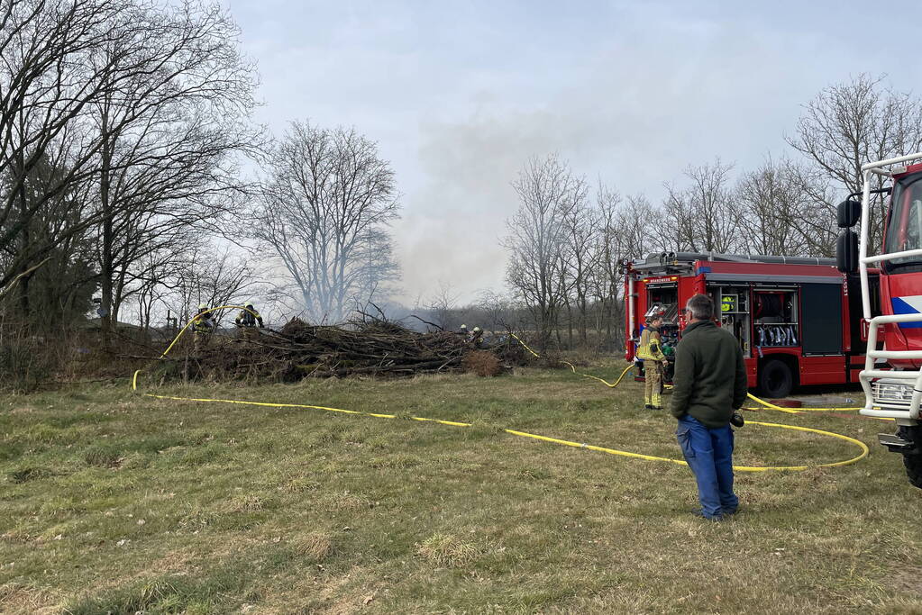 Veel rook bij buitenbrand