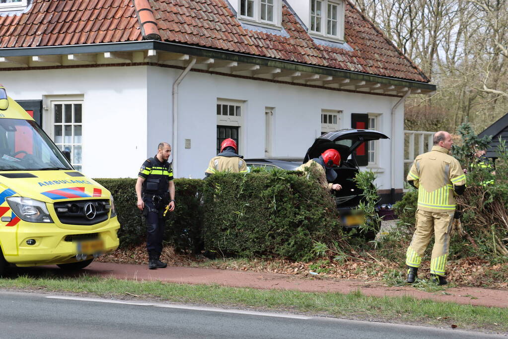 Auto crasht tegen woning