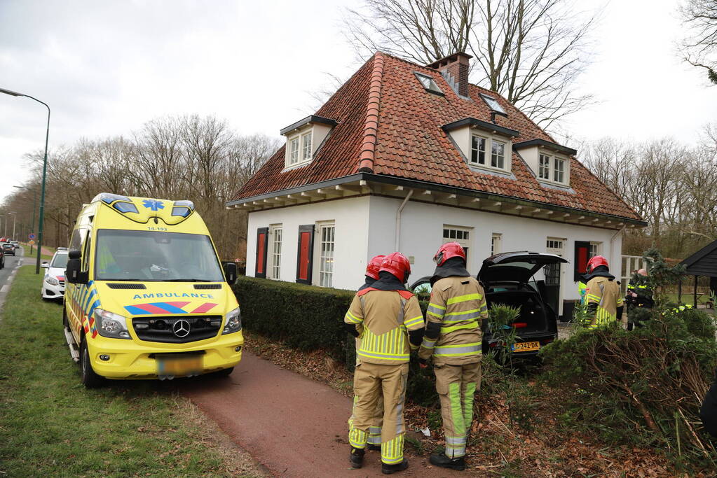 Auto crasht tegen woning