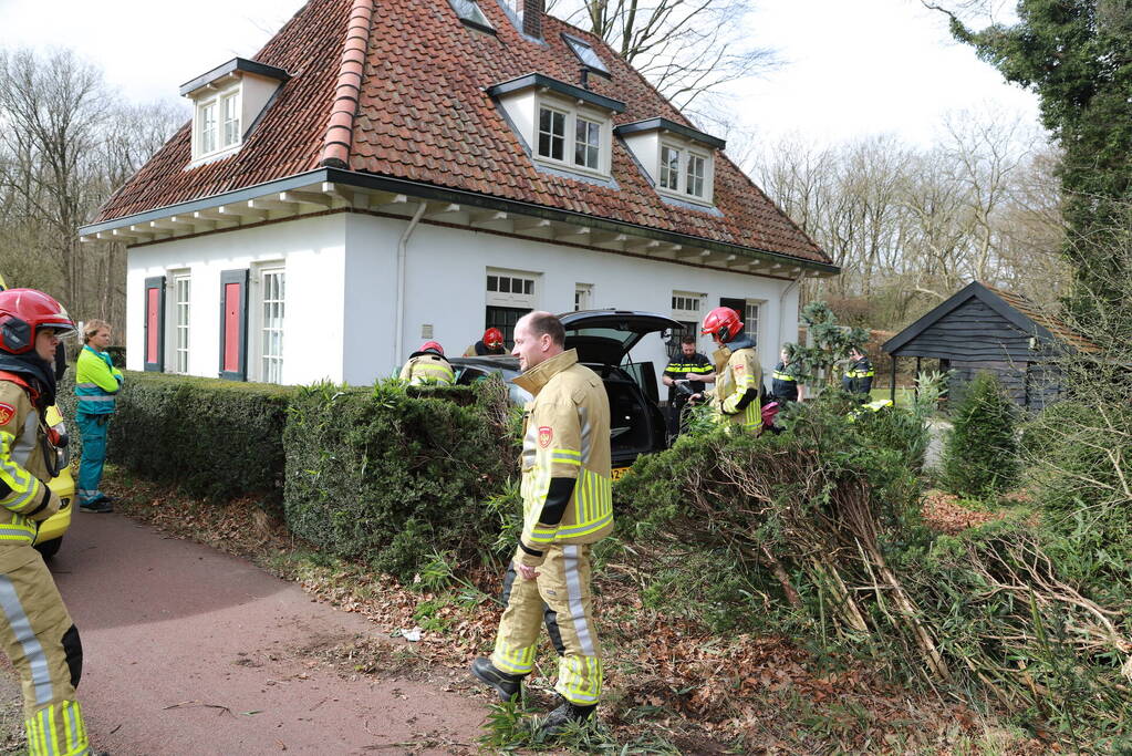 Auto crasht tegen woning