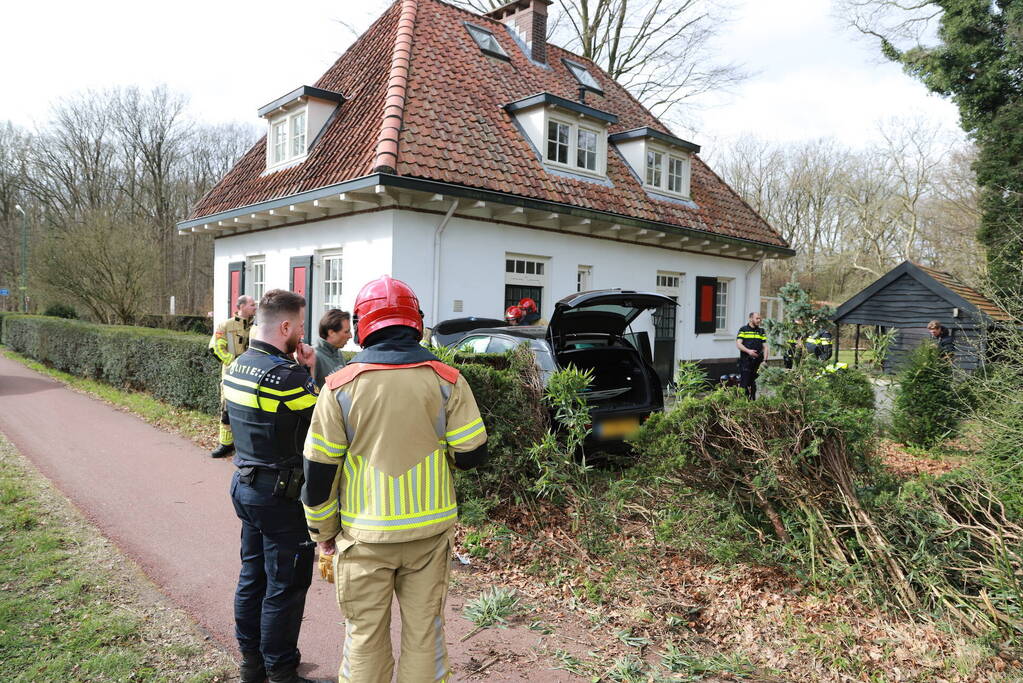 Auto crasht tegen woning