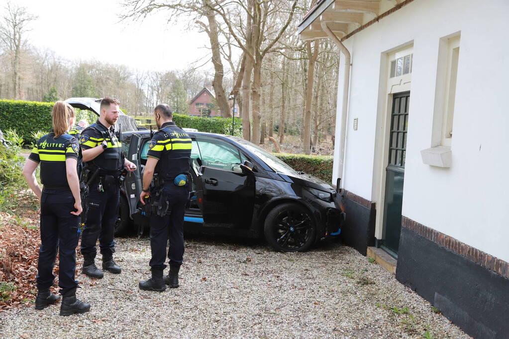 Auto crasht tegen woning