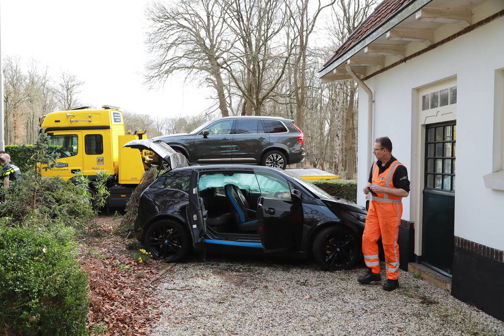 Auto crasht tegen woning