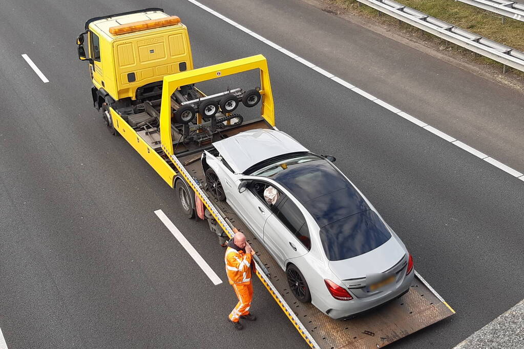 Twee auto's lopen frontale schade bij ongeval