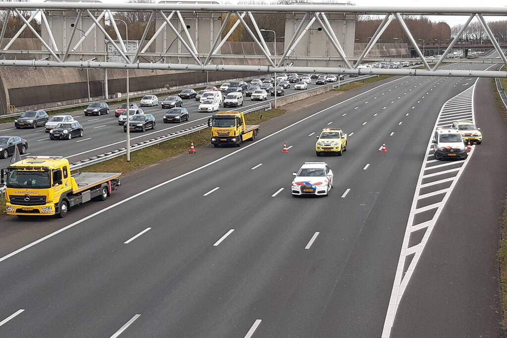 Twee auto's lopen frontale schade bij ongeval