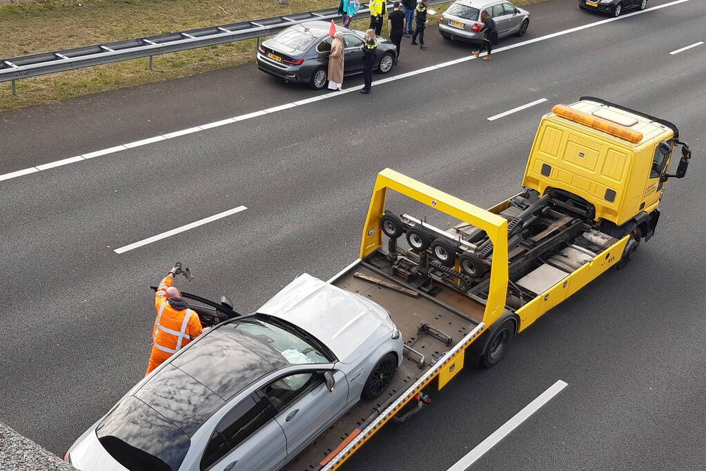Twee auto's lopen frontale schade bij ongeval