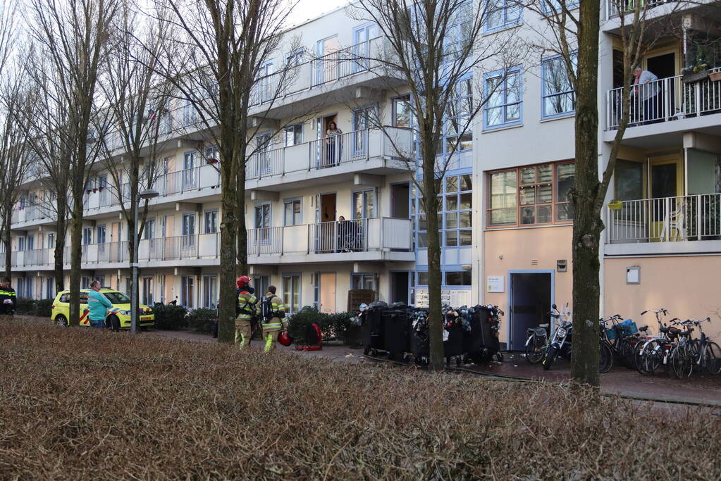 Containers vliegen in brand in flatgebouw