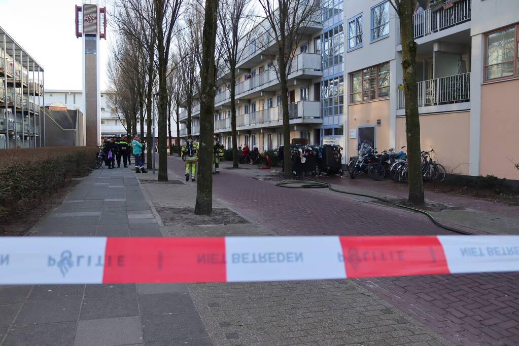 Containers vliegen in brand in flatgebouw