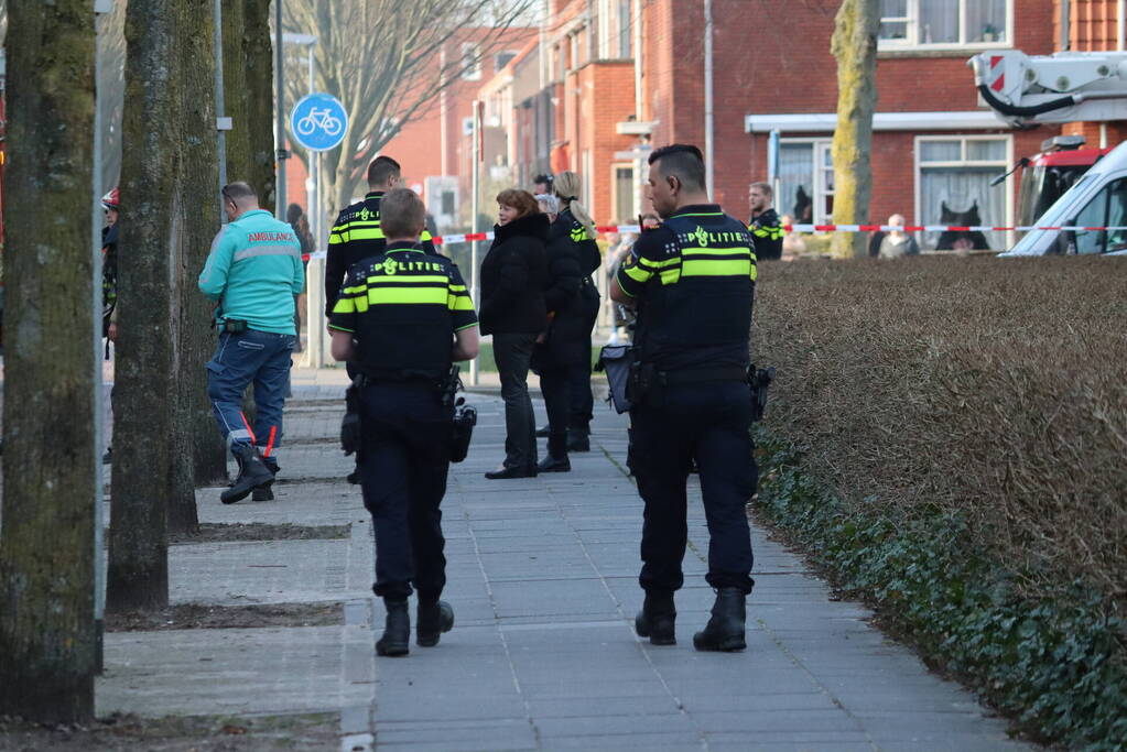 Containers vliegen in brand in flatgebouw