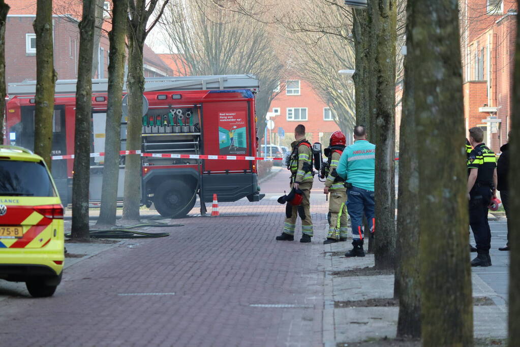 Containers vliegen in brand in flatgebouw