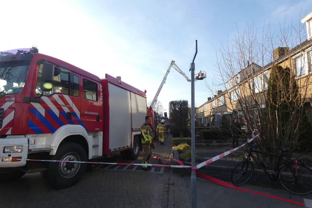 Rookontwikkeling vanwege brand op zolder van woning