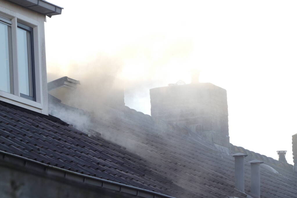 Rookontwikkeling vanwege brand op zolder van woning