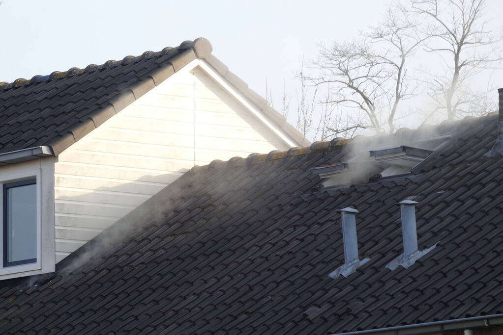 Rookontwikkeling vanwege brand op zolder van woning