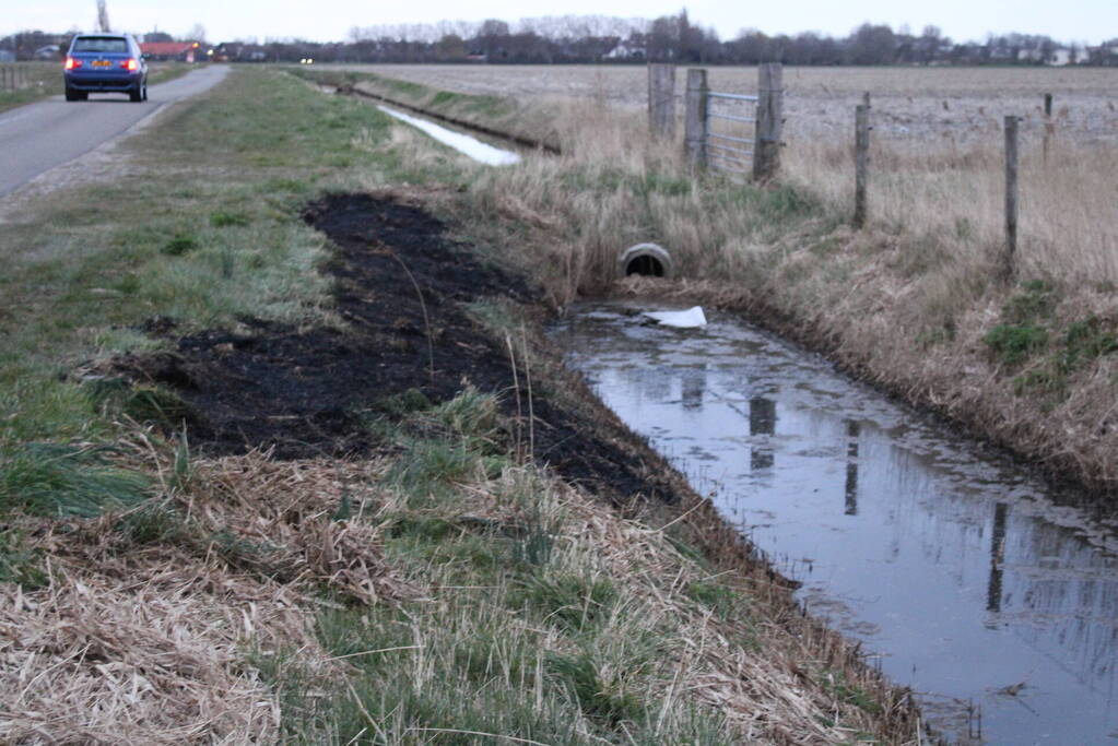 Voorbijganger ontdekt bermbrand en belt brandweer
