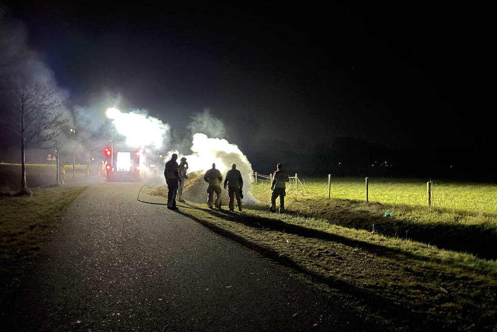 Brandweer dooft brand in berg houtsnippers