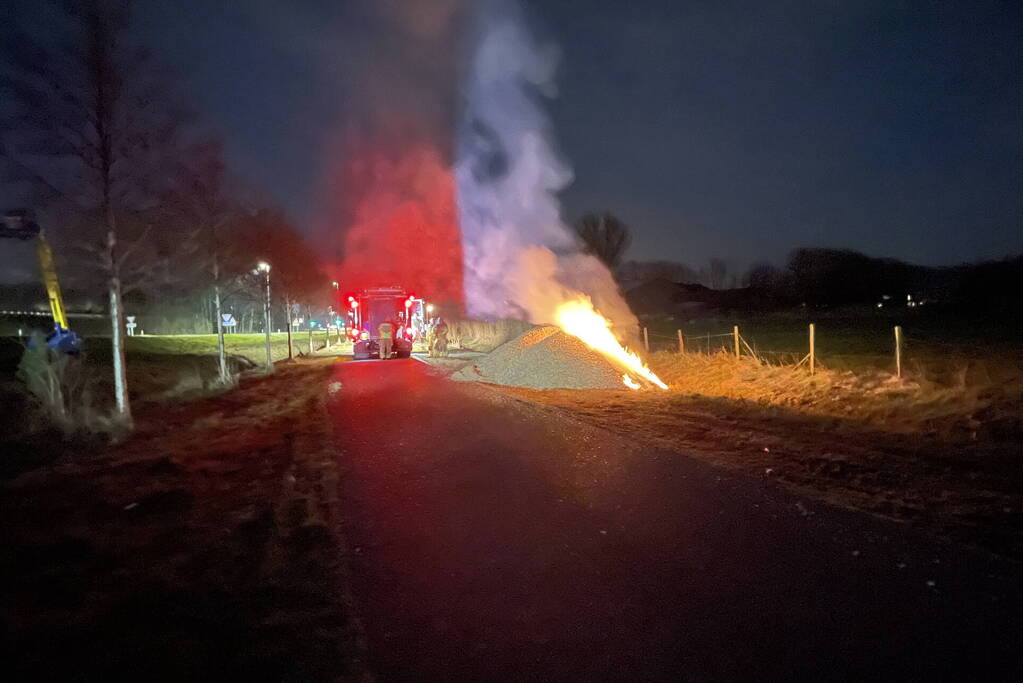 Brandweer dooft brand in berg houtsnippers