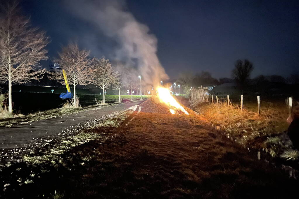 Brandweer dooft brand in berg houtsnippers