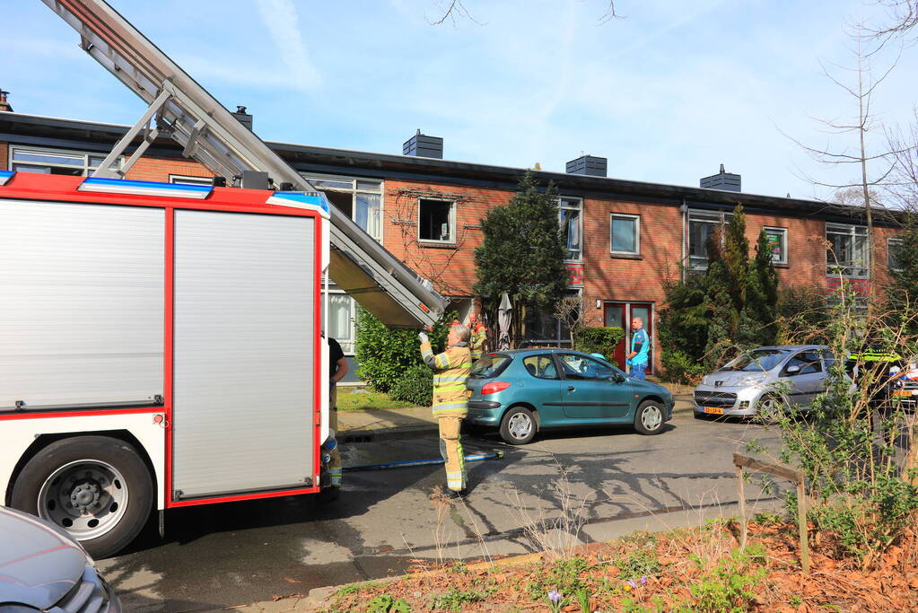 Bovenwoning vol rook door pan op het vuur