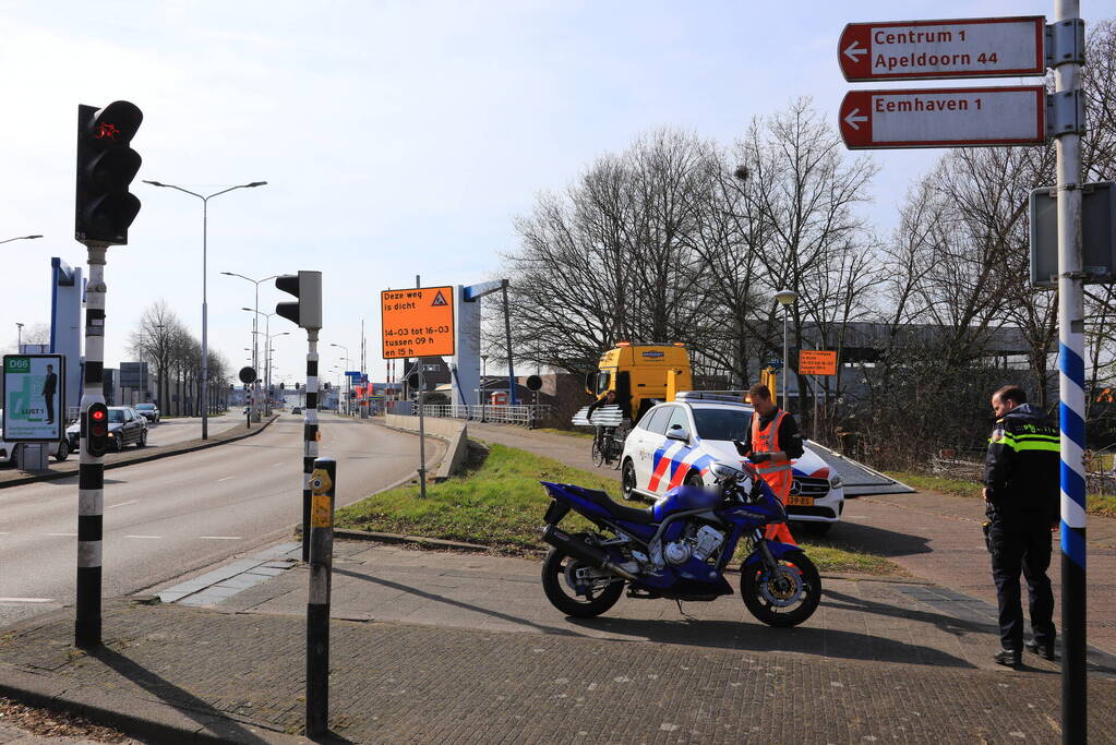 Motor flink beschadigd bij ongeval op Koppelbrug