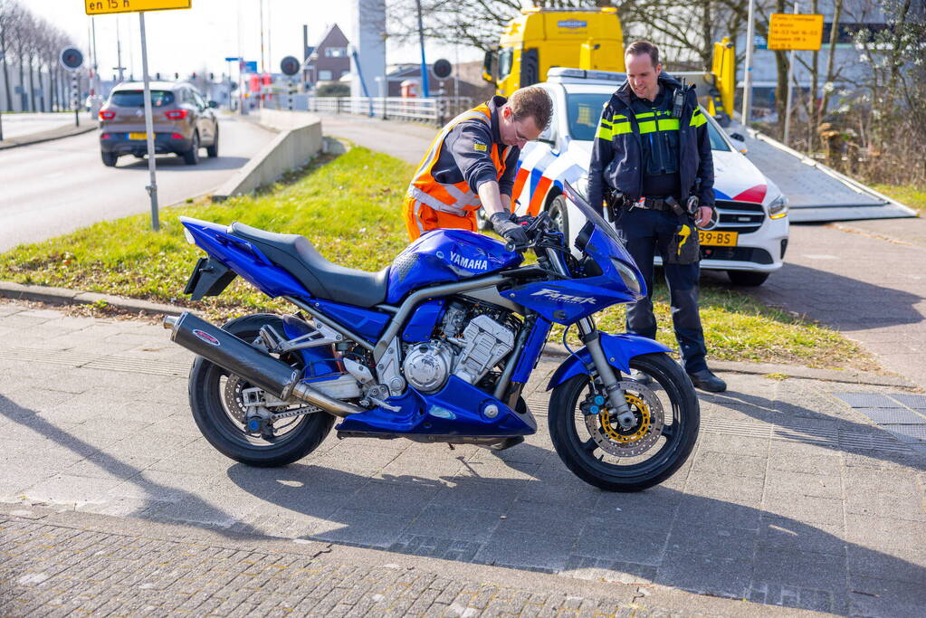 Motor flink beschadigd bij ongeval op Koppelbrug