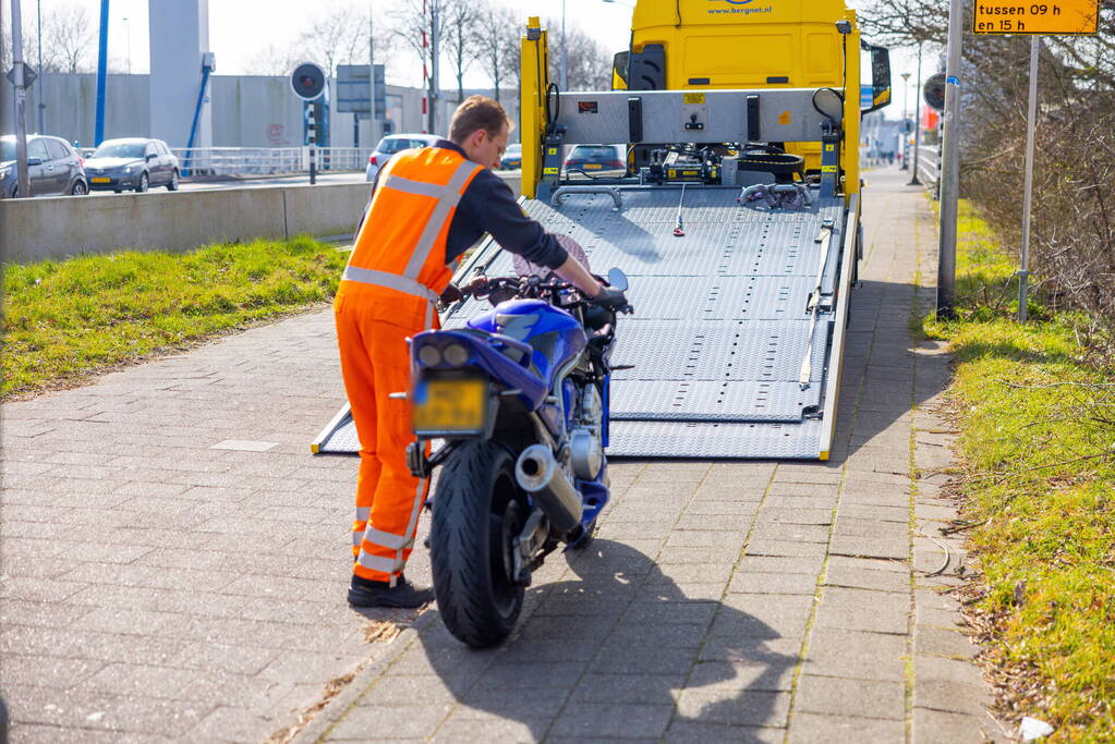 Motor flink beschadigd bij ongeval op Koppelbrug
