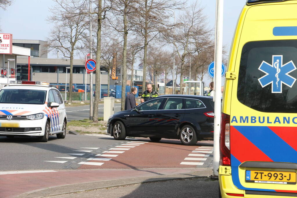 Fietser gewond bij botsing met auto