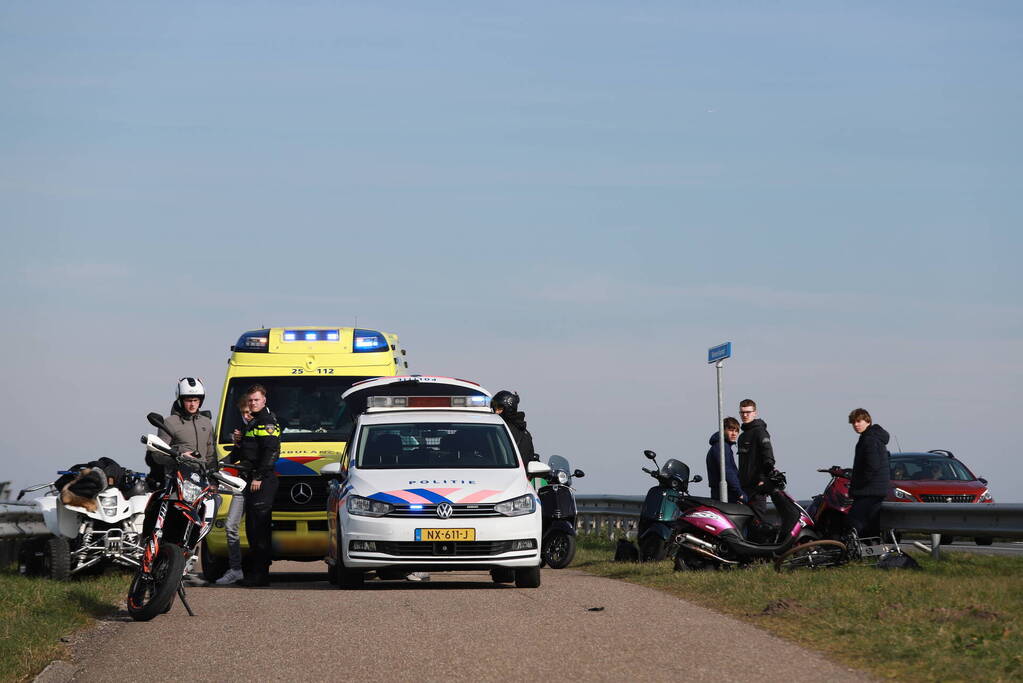 Gewonde na botsing tussen quad en scooters