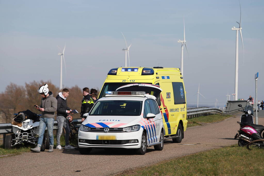 Gewonde na botsing tussen quad en scooters