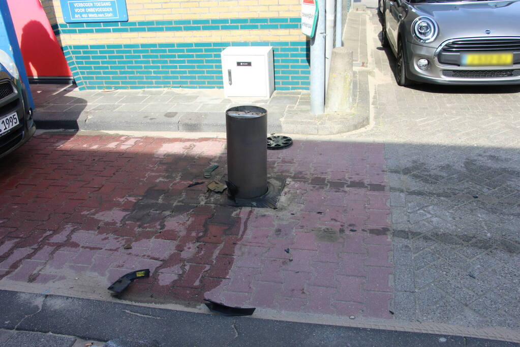 BMW ramt poller van parkeerplaats Vomar