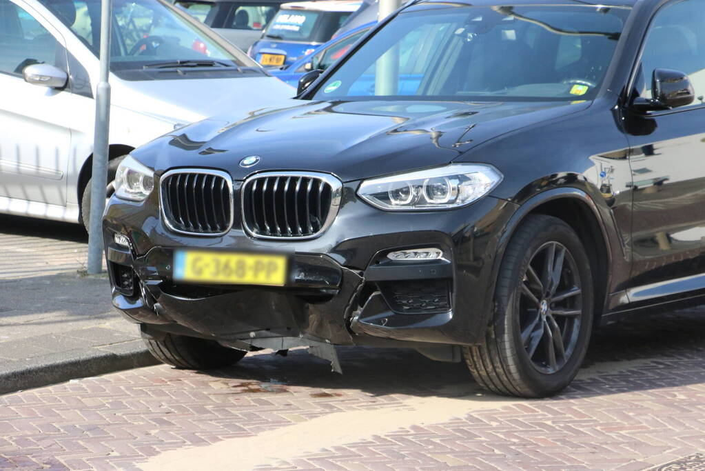 BMW ramt poller van parkeerplaats Vomar