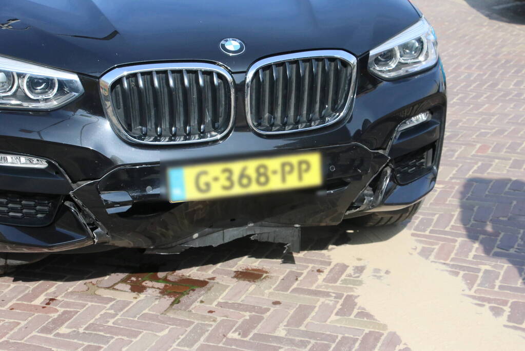 BMW ramt poller van parkeerplaats Vomar