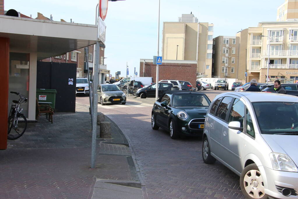 BMW ramt poller van parkeerplaats Vomar