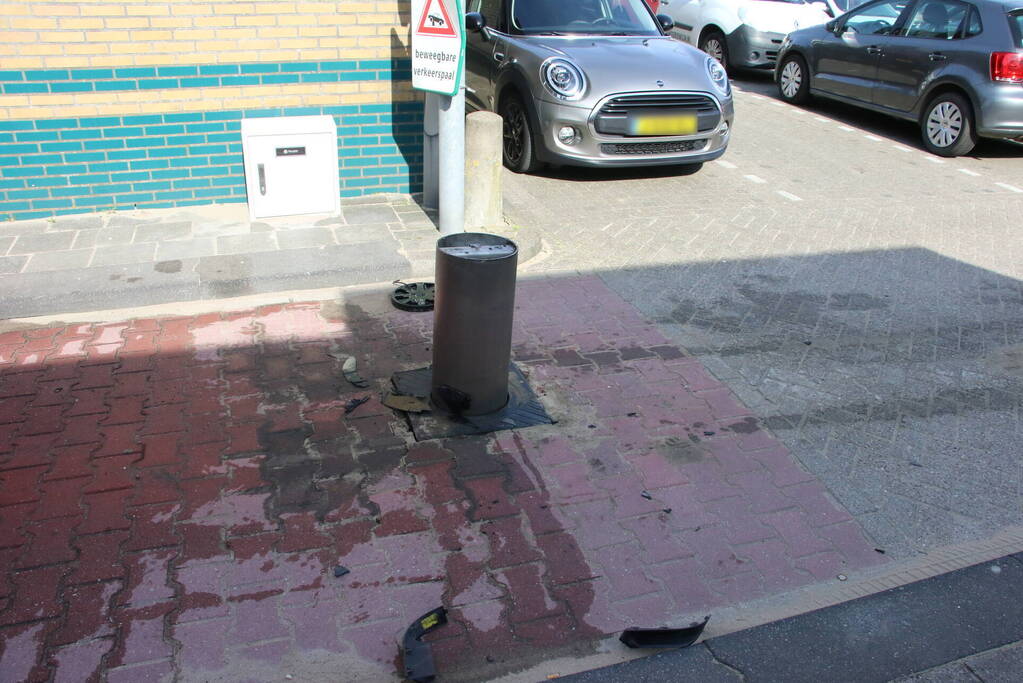 BMW ramt poller van parkeerplaats Vomar