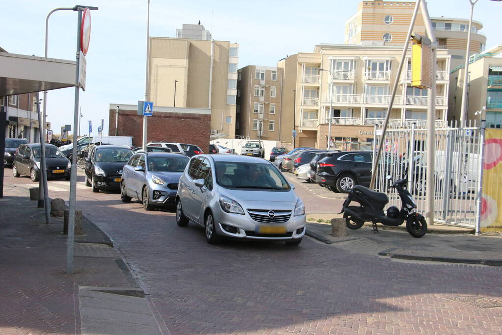 BMW ramt poller van parkeerplaats Vomar