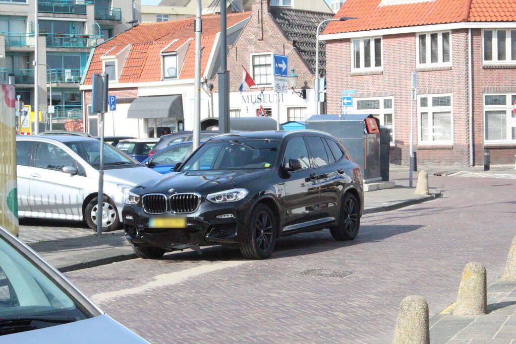 BMW ramt poller van parkeerplaats Vomar
