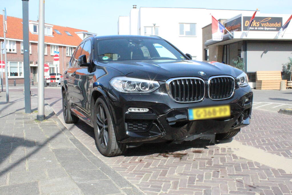 BMW ramt poller van parkeerplaats Vomar