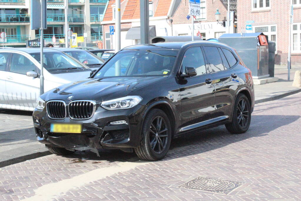 BMW ramt poller van parkeerplaats Vomar