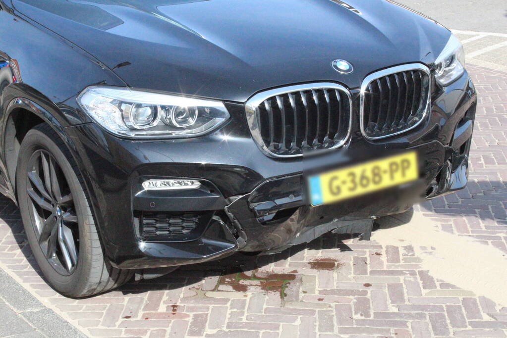 BMW ramt poller van parkeerplaats Vomar