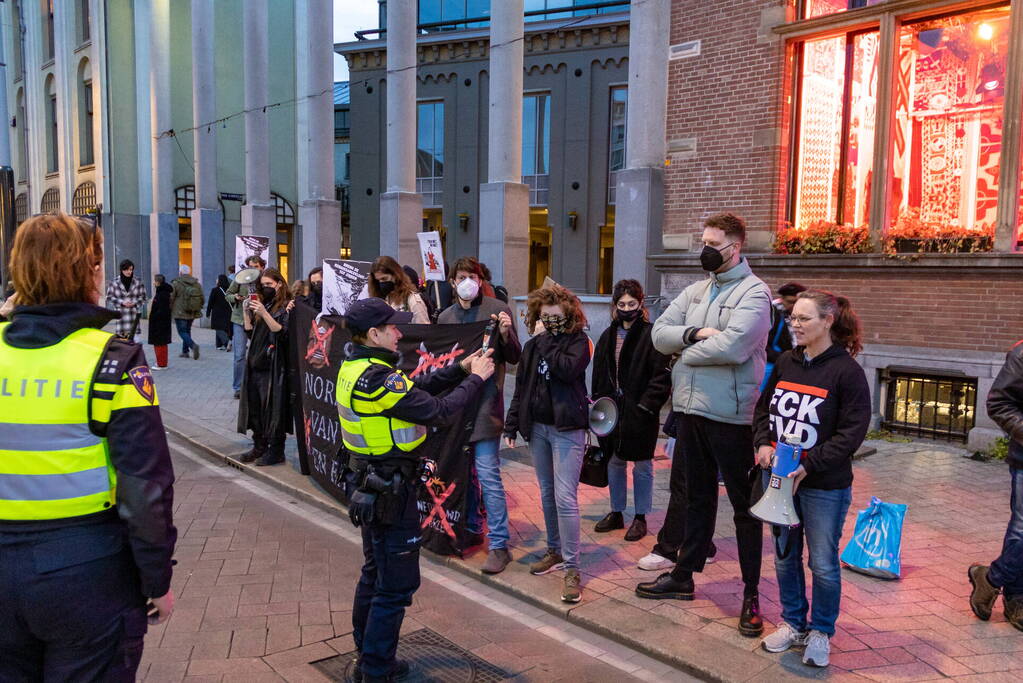 Demonstratie van FVD bij debatcentrum