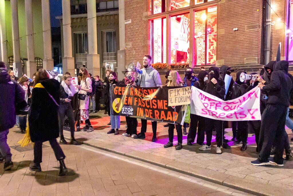 Demonstratie van FVD bij debatcentrum