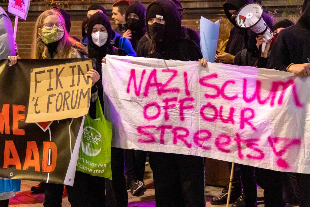 Demonstratie van FVD bij debatcentrum